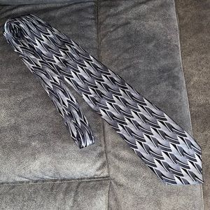 🌻 100% Silk Handsome Designer Gray, White & Black Tie 👔 EUC 🛍 Professional